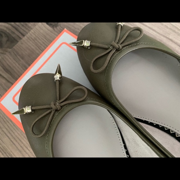 COPY - Sam Edelman Circus olive green ballet flats with a bow and spikes at the… - Picture 3 of 9